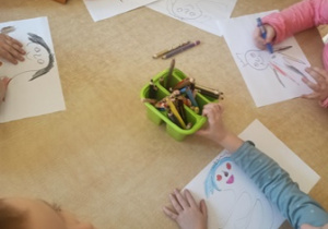 dzieci rysują ośmiornicę